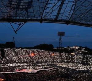 X : Taylor Swift Fans Light Up The Stadium With Their Flashlights As The Singer Sings 'Marjorie'